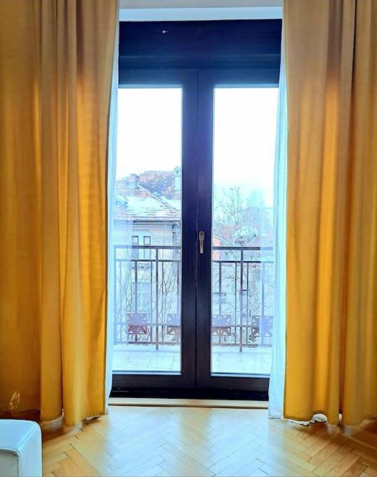 Classy Apartment With Parking In The City Center Bucharest Exterior photo
